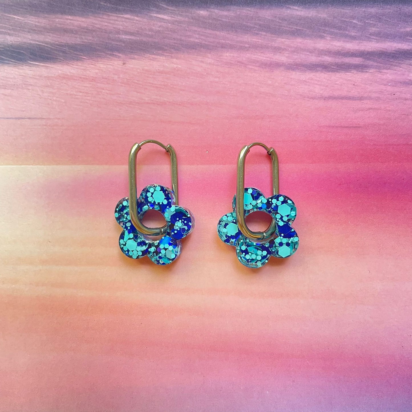 bijoux boucles d'oreilles créoles acier inoxydable ronde ovales rectangle doré argenté charm pampille fleur resine paillettes bleu brillant violet multicolore pastel vert jaune noir blanc nacré rose turquoise fuchsia orange sirène rouge néon BLOSSOM