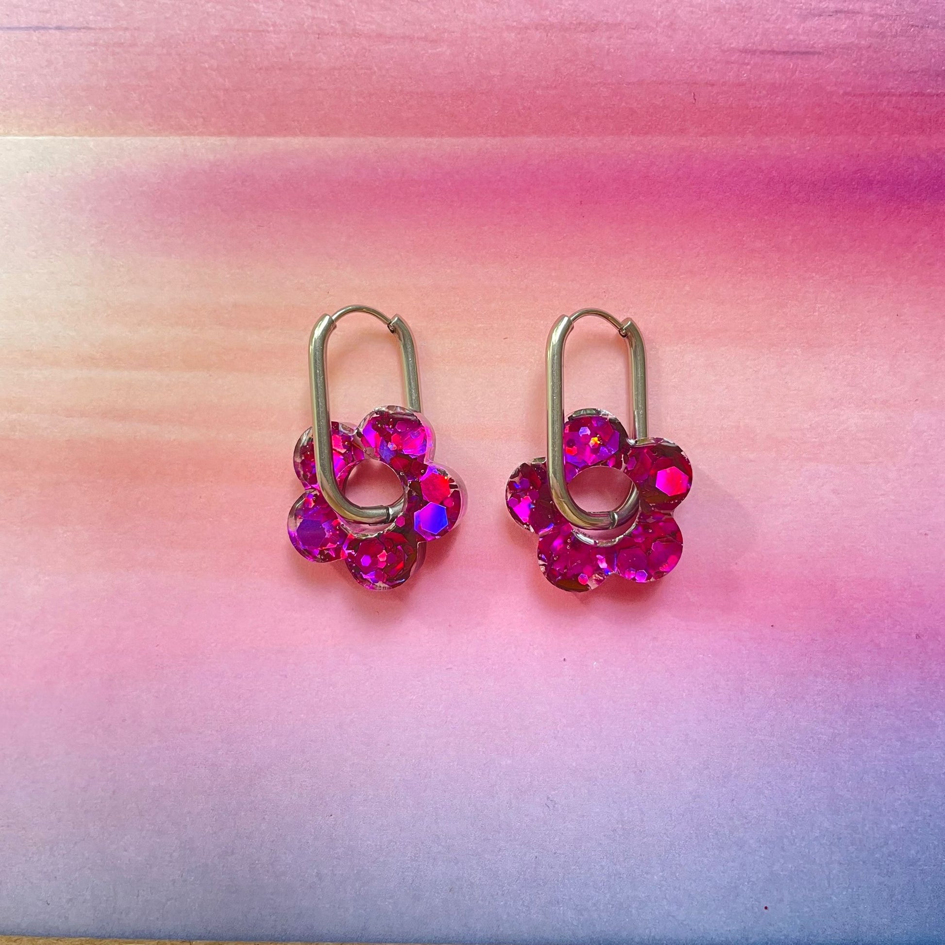 bijoux boucles d'oreilles créoles acier inoxydable ronde ovales rectangle doré argenté charm pampille fleur resine paillettes bleu brillant violet multicolore pastel vert jaune noir blanc nacré rose turquoise fuchsia orange sirène rouge néon 