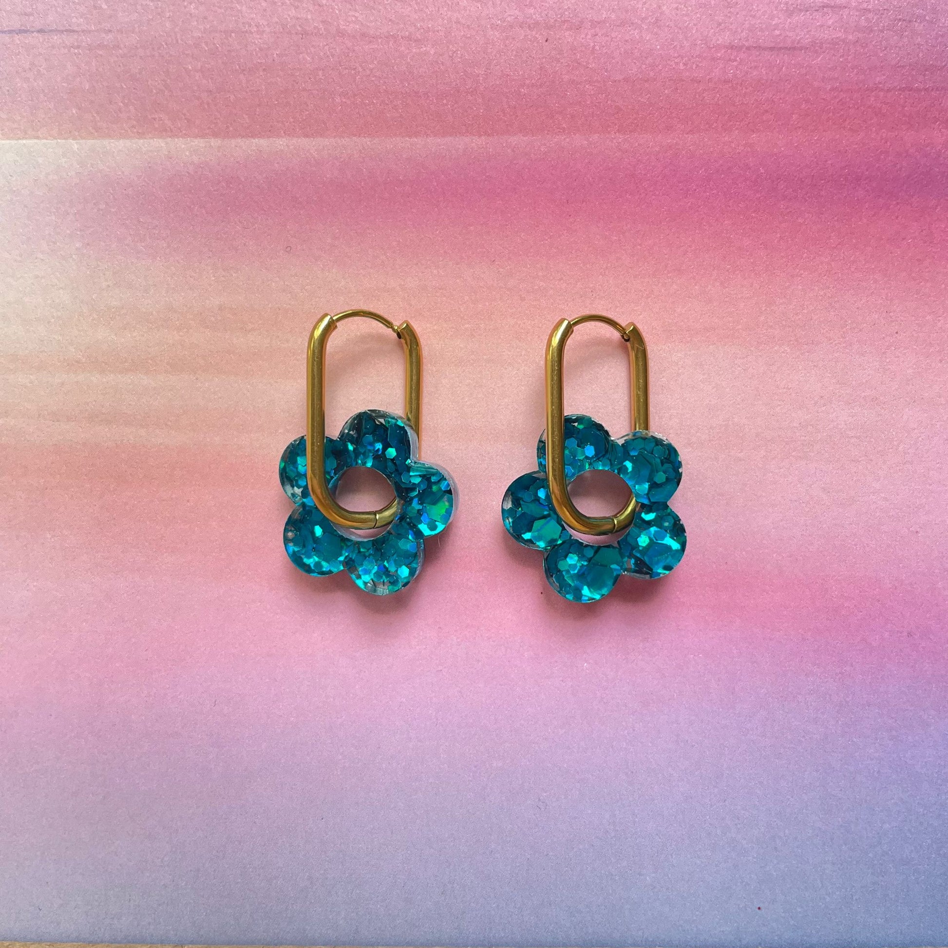 bijoux boucles d'oreilles créoles acier inoxydable ronde ovales rectangle doré argenté charm pampille fleur resine paillettes bleu brillant violet multicolore pastel vert jaune noir blanc nacré rose turquoise fuchsia orange sirène rouge néon 