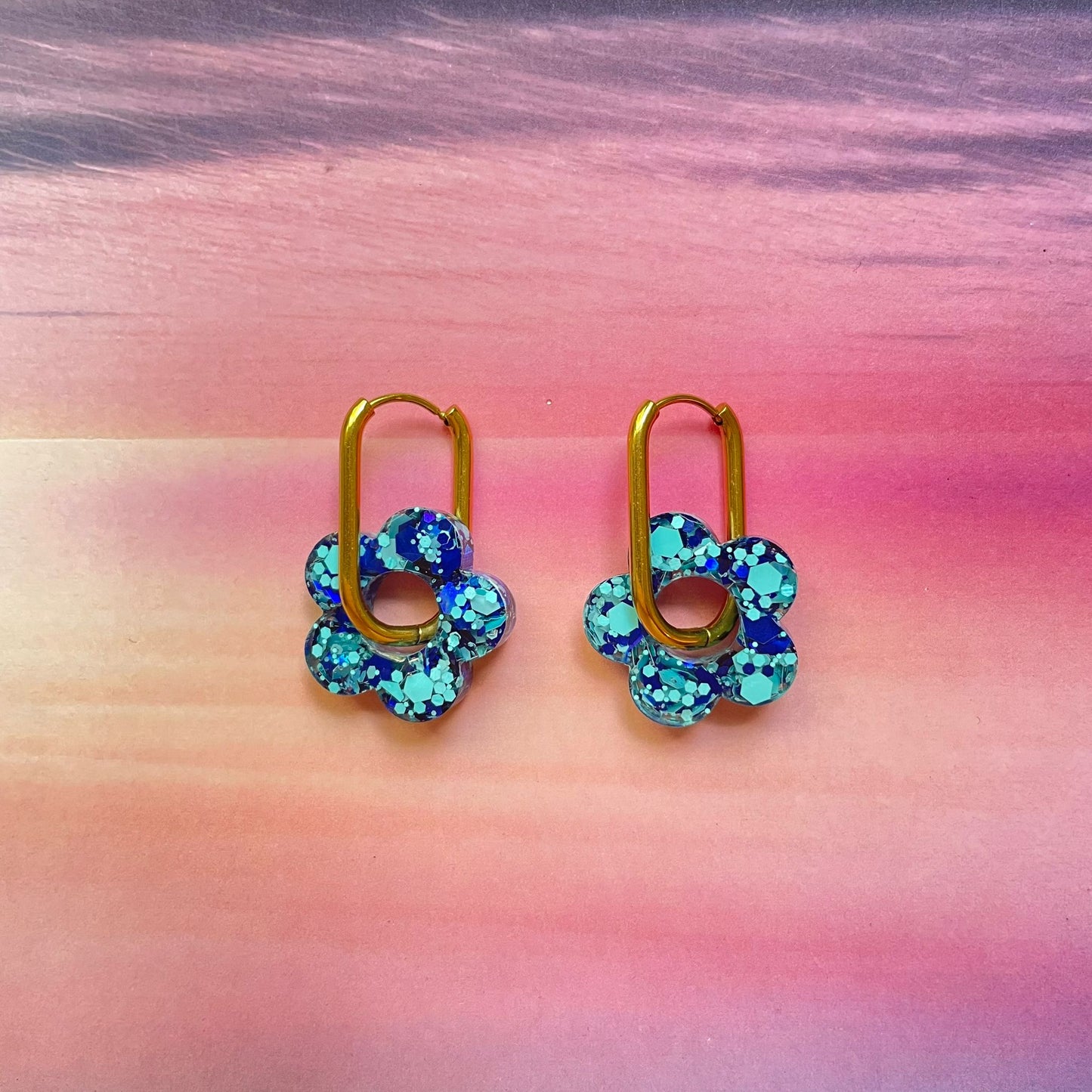 bijoux boucles d'oreilles créoles acier inoxydable ronde ovales rectangle doré argenté charm pampille fleur resine paillettes bleu brillant violet multicolore pastel vert jaune noir blanc nacré rose turquoise fuchsia orange sirène rouge néon BLOSSOM