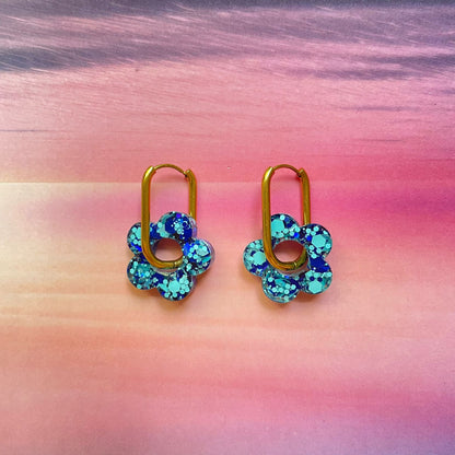 bijoux boucles d'oreilles créoles acier inoxydable ronde ovales rectangle doré argenté charm pampille fleur resine paillettes bleu brillant violet multicolore pastel vert jaune noir blanc nacré rose turquoise fuchsia orange sirène rouge néon BLOSSOM