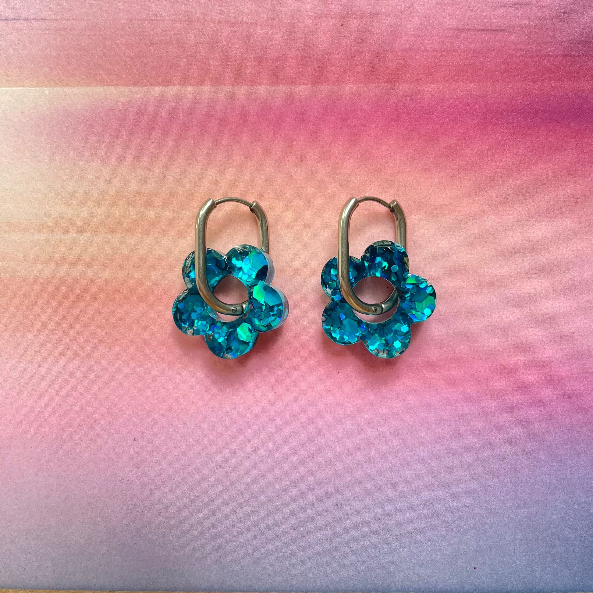 bijoux boucles d'oreilles créoles acier inoxydable ronde ovales rectangle doré argenté charm pampille fleur resine paillettes bleu brillant violet multicolore pastel vert jaune noir blanc nacré rose turquoise fuchsia orange sirène rouge néon 
