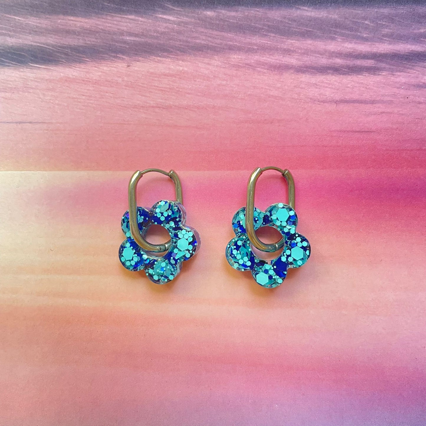 bijoux boucles d'oreilles créoles acier inoxydable ronde ovales rectangle doré argenté charm pampille fleur resine paillettes bleu brillant violet multicolore pastel vert jaune noir blanc nacré rose turquoise fuchsia orange sirène rouge néon BLOSSOM