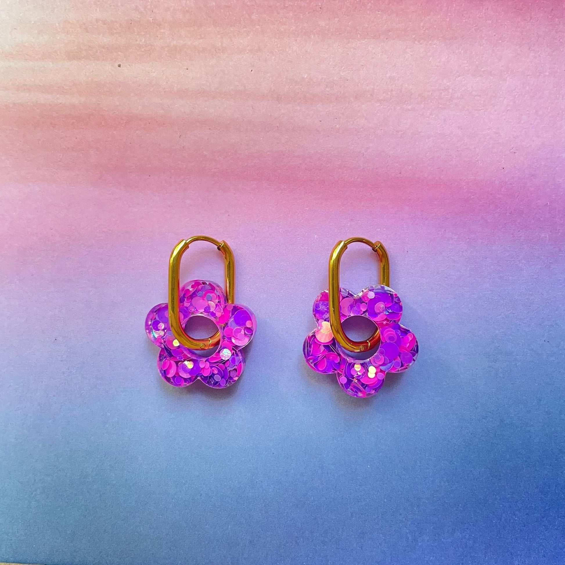 bijoux boucles d'oreilles créoles acier inoxydable ronde ovales rectangle doré argenté charm pampille fleur resine paillettes bleu brillant violet multicolore pastel vert jaune noir blanc nacré rose turquoise fuchsia orange sirène rouge néon 