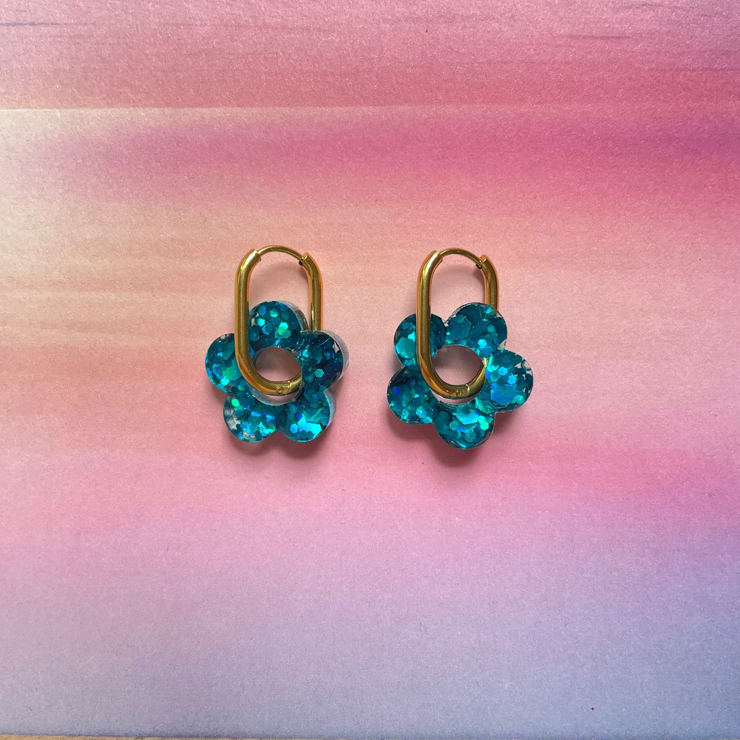 bijoux boucles d'oreilles créoles acier inoxydable ronde ovales rectangle doré argenté charm pampille fleur resine paillettes bleu brillant violet multicolore pastel vert jaune noir blanc nacré rose turquoise fuchsia orange sirène rouge néon 