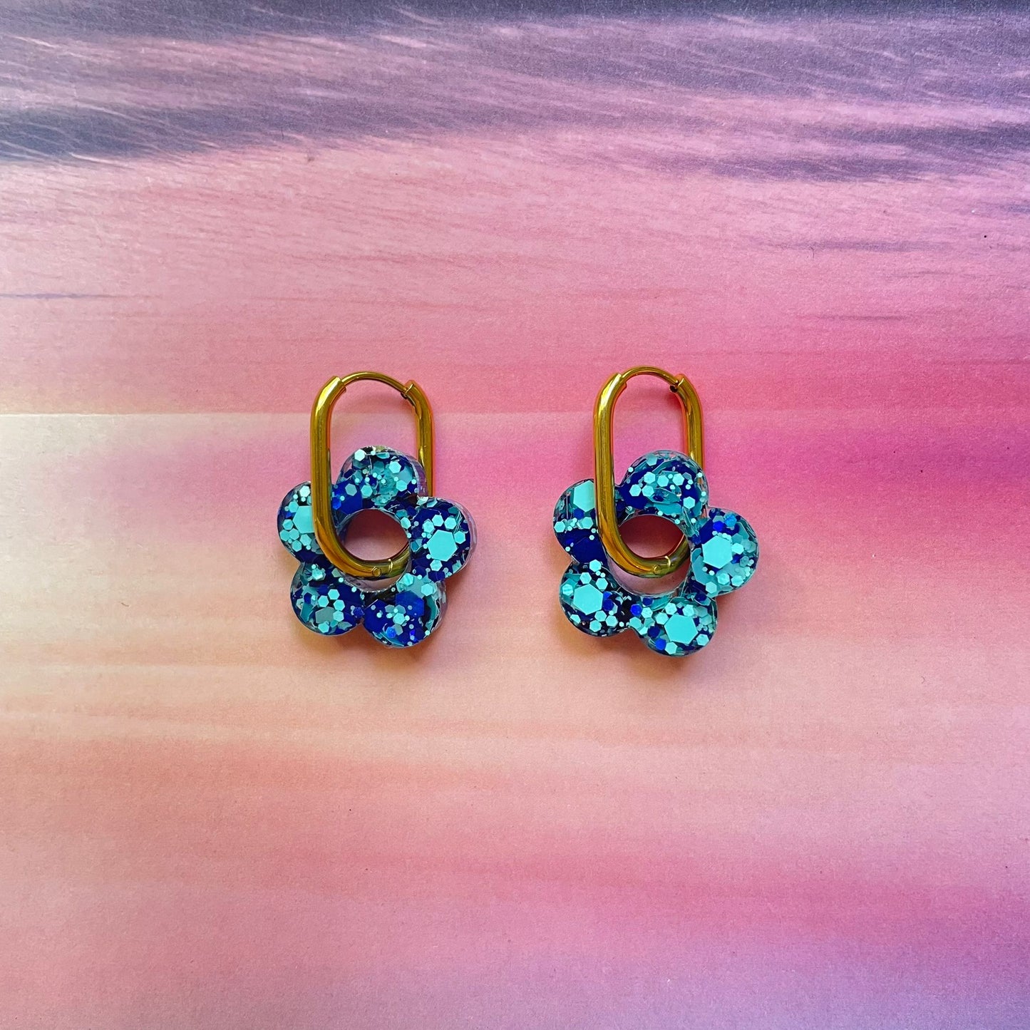 bijoux boucles d'oreilles créoles acier inoxydable ronde ovales rectangle doré argenté charm pampille fleur resine paillettes bleu brillant violet multicolore pastel vert jaune noir blanc nacré rose turquoise fuchsia orange sirène rouge néon BLOSSOM