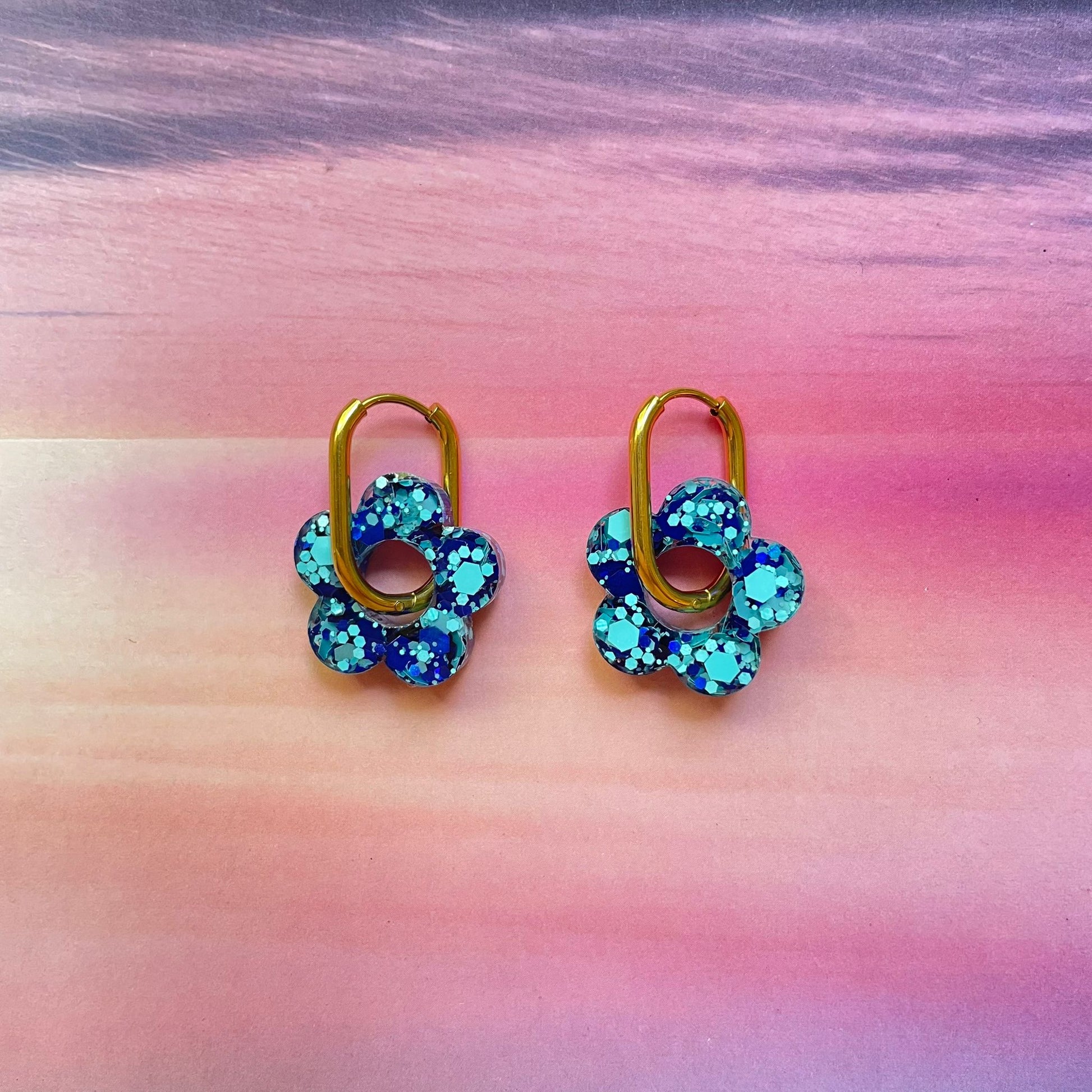 bijoux boucles d'oreilles créoles acier inoxydable ronde ovales rectangle doré argenté charm pampille fleur resine paillettes bleu brillant violet multicolore pastel vert jaune noir blanc nacré rose turquoise fuchsia orange sirène rouge néon BLOSSOM