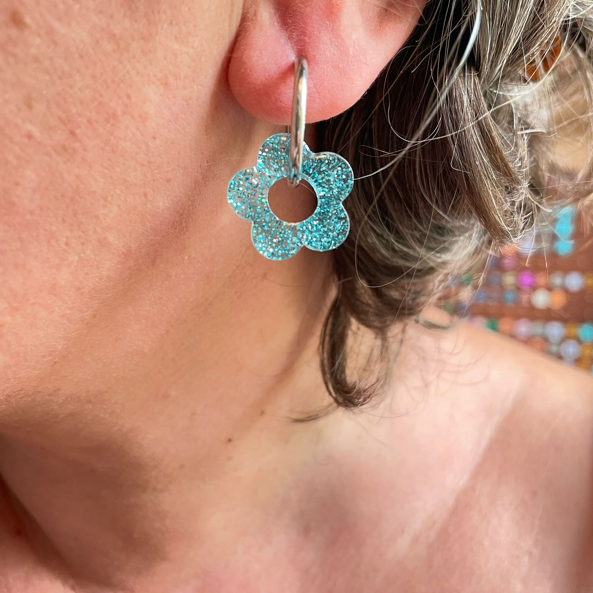 bijoux boucles d'oreilles créoles acier inoxydable ronde ovales rectangle doré argenté charm pampille fleur resine paillettes bleu brillant violet multicolore pastel vert jaune noir blanc nacré rose turquoise fuchsia orange sirène rouge néon blossom
