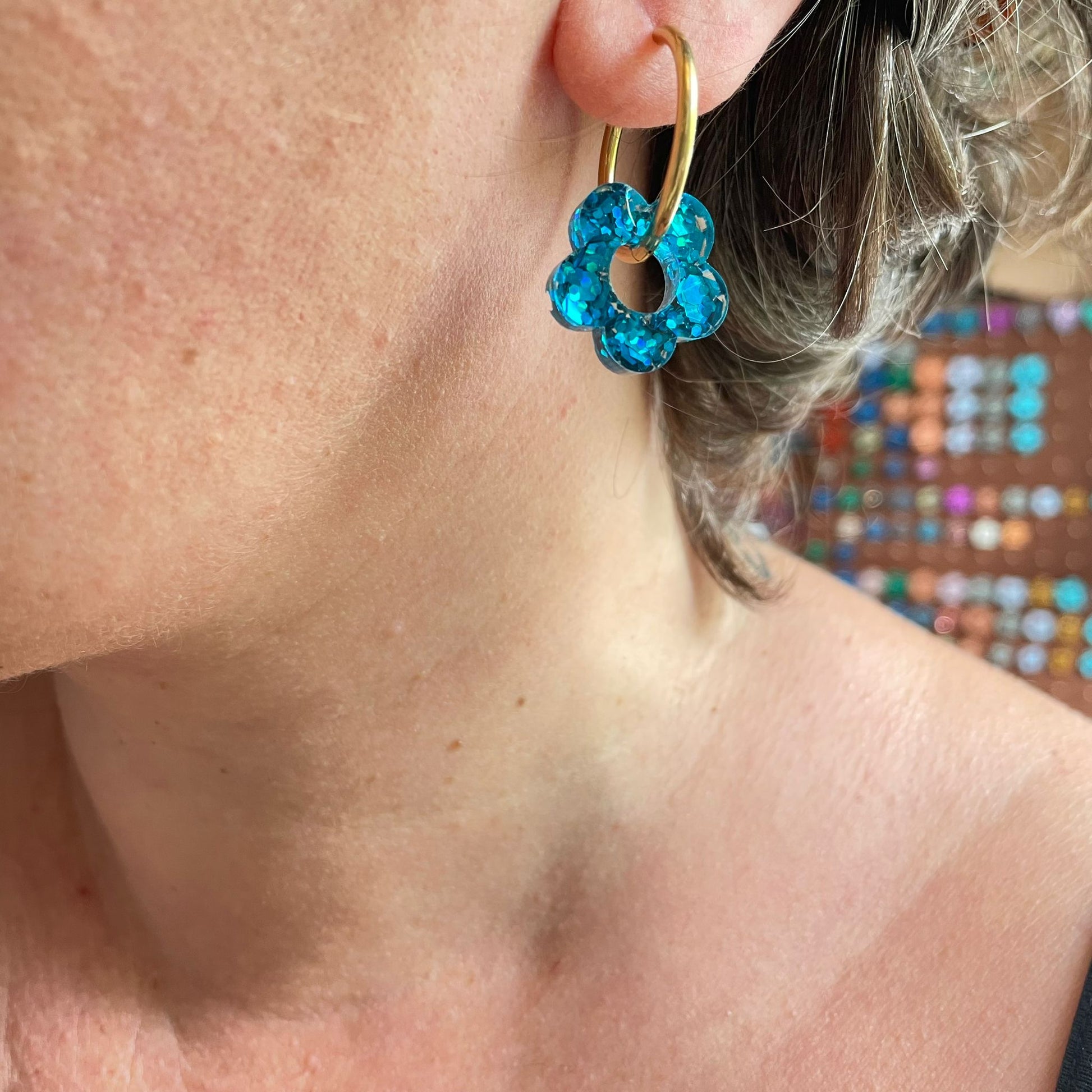 bijoux boucles d'oreilles créoles acier inoxydable ronde ovales rectangle doré argenté charm pampille fleur resine paillettes bleu brillant violet multicolore pastel vert jaune noir blanc nacré rose turquoise fuchsia orange sirène rouge néon 
