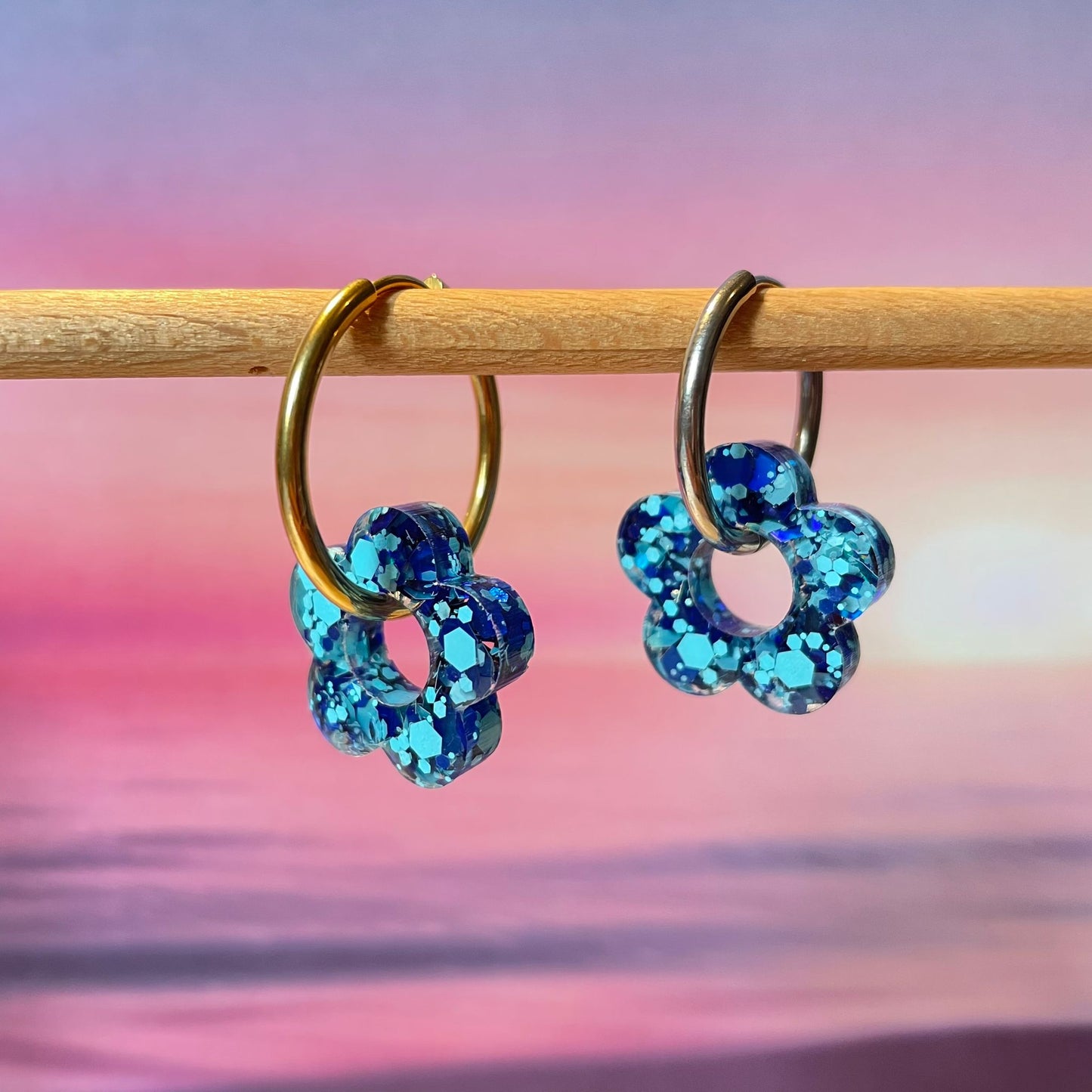 bijoux boucles d'oreilles créoles acier inoxydable ronde ovales rectangle doré argenté charm pampille fleur resine paillettes bleu brillant violet multicolore pastel vert jaune noir blanc nacré rose turquoise fuchsia orange sirène rouge néon BLOSSOM