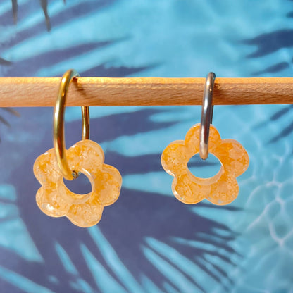 bijoux boucles d'oreilles créoles acier inoxydable ronde ovales rectangle doré argenté charm pampille fleur resine paillettes bleu brillant violet multicolore pastel vert jaune noir blanc nacré rose turquoise fuchsia orange sirène rouge néon BLOSSOM