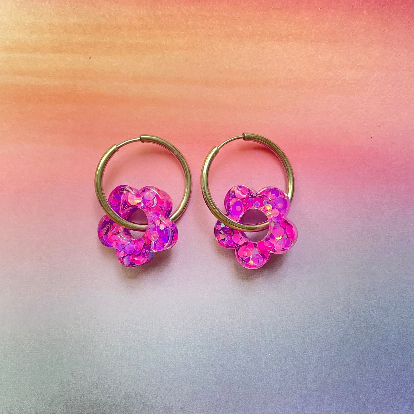 bijoux boucles d'oreilles créoles acier inoxydable ronde ovales rectangle doré argenté charm pampille fleur resine paillettes bleu brillant violet multicolore pastel vert jaune noir blanc nacré rose turquoise fuchsia orange sirène rouge néon 