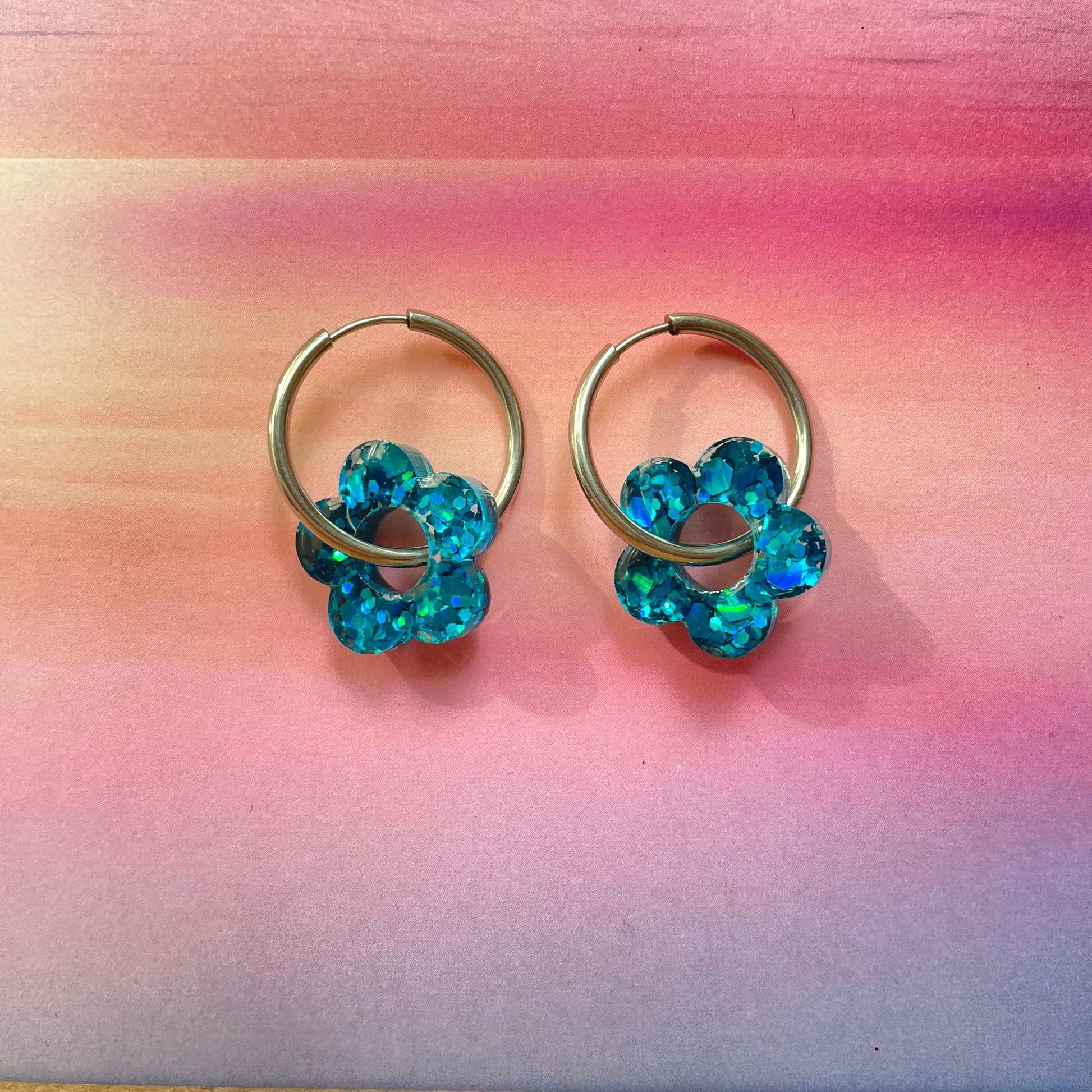 bijoux boucles d'oreilles créoles acier inoxydable ronde ovales rectangle doré argenté charm pampille fleur resine paillettes bleu brillant violet multicolore pastel vert jaune noir blanc nacré rose turquoise fuchsia orange sirène rouge néon 