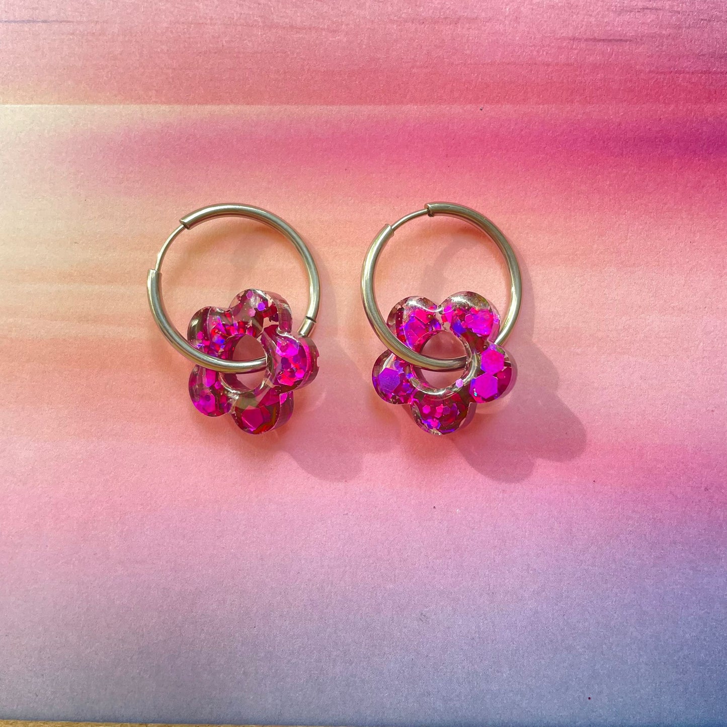 bijoux boucles d'oreilles créoles acier inoxydable ronde ovales rectangle doré argenté charm pampille fleur resine paillettes bleu brillant violet multicolore pastel vert jaune noir blanc nacré rose turquoise fuchsia orange sirène rouge néon 