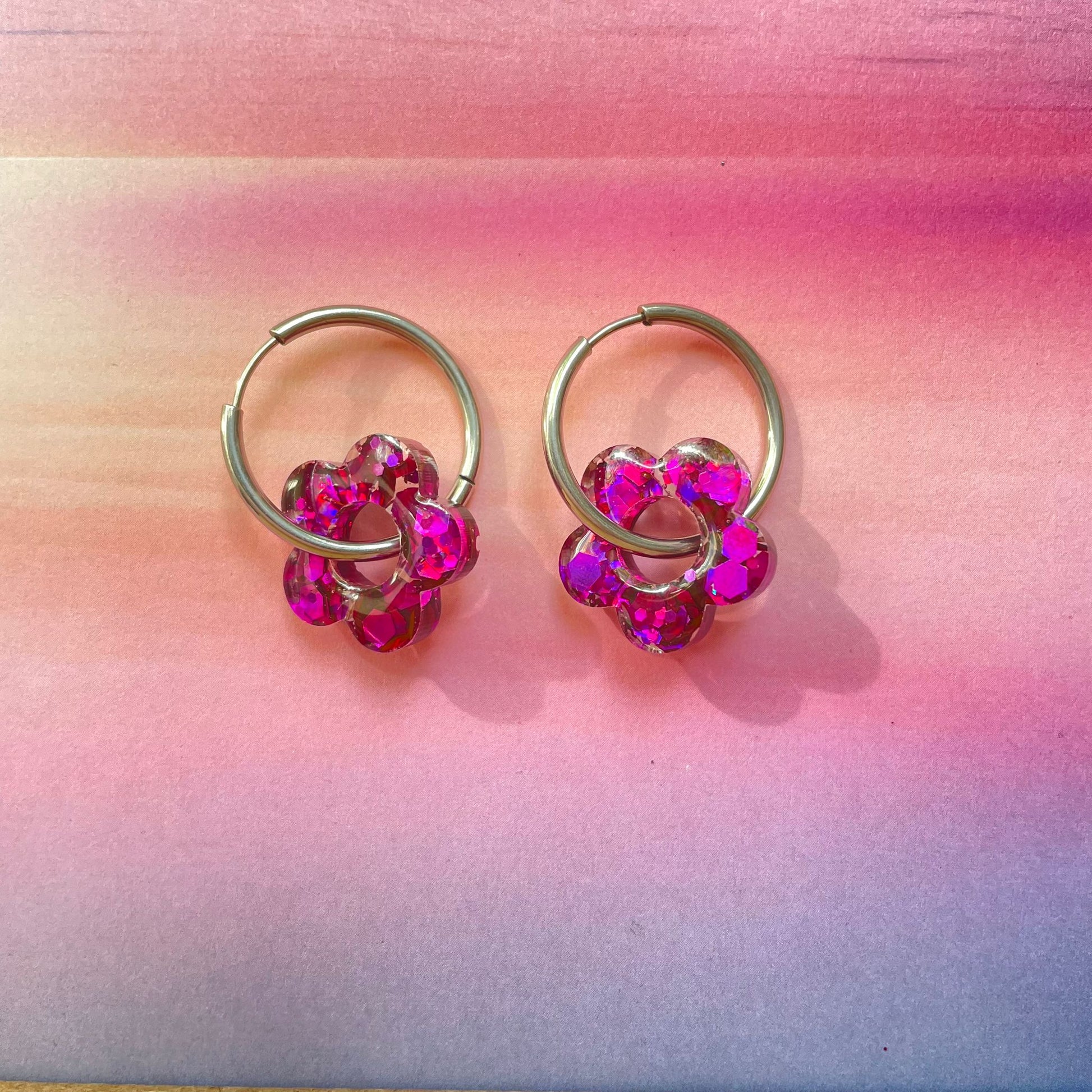 bijoux boucles d'oreilles créoles acier inoxydable ronde ovales rectangle doré argenté charm pampille fleur resine paillettes bleu brillant violet multicolore pastel vert jaune noir blanc nacré rose turquoise fuchsia orange sirène rouge néon 