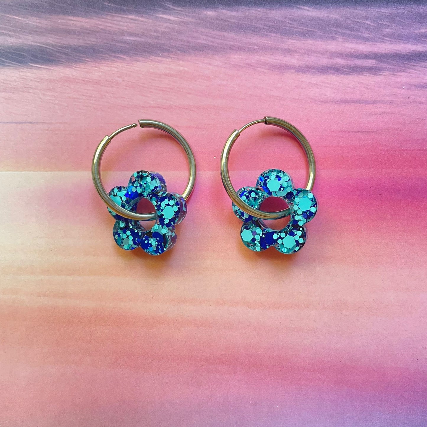 bijoux boucles d'oreilles créoles acier inoxydable ronde ovales rectangle doré argenté charm pampille fleur resine paillettes bleu brillant violet multicolore pastel vert jaune noir blanc nacré rose turquoise fuchsia orange sirène rouge néon BLOSSOM