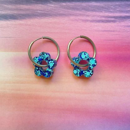 bijoux boucles d'oreilles créoles acier inoxydable ronde ovales rectangle doré argenté charm pampille fleur resine paillettes bleu brillant violet multicolore pastel vert jaune noir blanc nacré rose turquoise fuchsia orange sirène rouge néon BLOSSOM