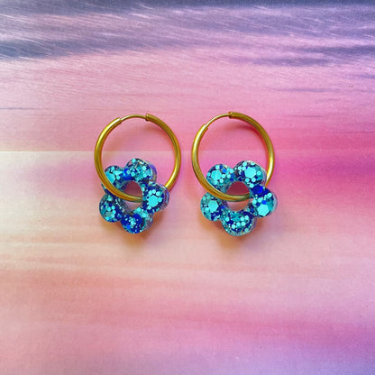 bijoux boucles d'oreilles créoles acier inoxydable ronde ovales rectangle doré argenté charm pampille fleur resine paillettes bleu brillant violet multicolore pastel vert jaune noir blanc nacré rose turquoise fuchsia orange sirène rouge néon BLOSSOM