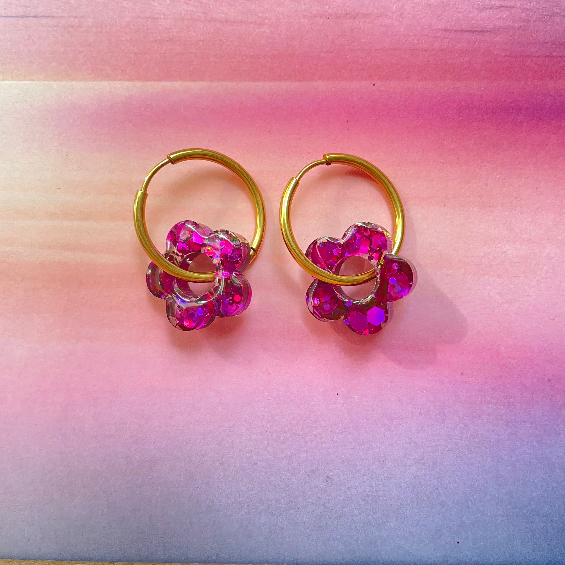 bijoux boucles d'oreilles créoles acier inoxydable ronde ovales rectangle doré argenté charm pampille fleur resine paillettes bleu brillant violet multicolore pastel vert jaune noir blanc nacré rose turquoise fuchsia orange sirène rouge néon 