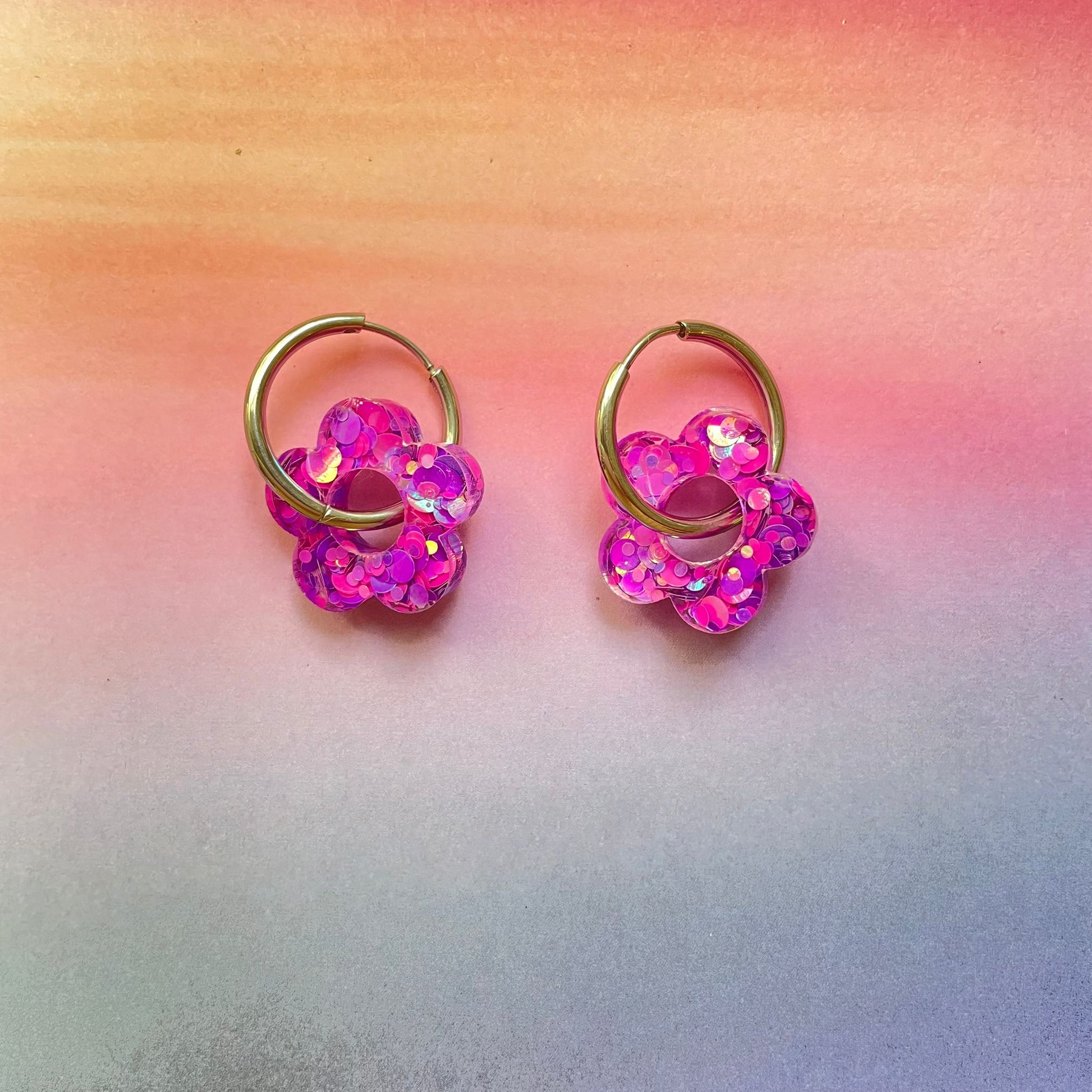 bijoux boucles d'oreilles créoles acier inoxydable ronde ovales rectangle doré argenté charm pampille fleur resine paillettes bleu brillant violet multicolore pastel vert jaune noir blanc nacré rose turquoise fuchsia orange sirène rouge néon 