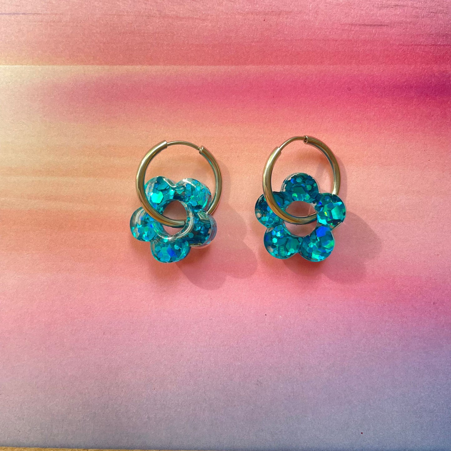bijoux boucles d'oreilles créoles acier inoxydable ronde ovales rectangle doré argenté charm pampille fleur resine paillettes bleu brillant violet multicolore pastel vert jaune noir blanc nacré rose turquoise fuchsia orange sirène rouge néon 