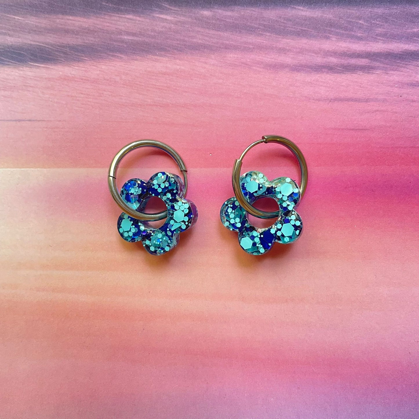 bijoux boucles d'oreilles créoles acier inoxydable ronde ovales rectangle doré argenté charm pampille fleur resine paillettes bleu brillant violet multicolore pastel vert jaune noir blanc nacré rose turquoise fuchsia orange sirène rouge néon BLOSSOM