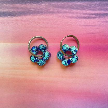 bijoux boucles d'oreilles créoles acier inoxydable ronde ovales rectangle doré argenté charm pampille fleur resine paillettes bleu brillant violet multicolore pastel vert jaune noir blanc nacré rose turquoise fuchsia orange sirène rouge néon BLOSSOM