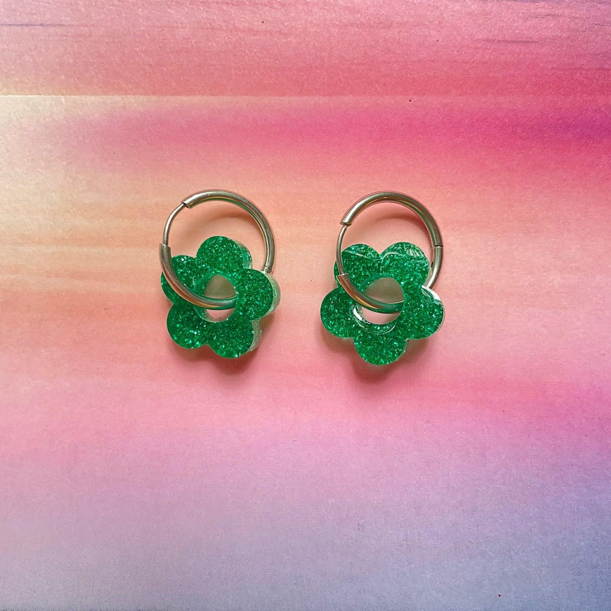 bijoux boucles d'oreilles créoles acier inoxydable ronde ovales rectangle doré argenté charm pampille fleur resine paillettes bleu brillant violet multicolore pastel vert jaune noir blanc nacré rose turquoise fuchsia orange sirène rouge néon BLOSSOM
