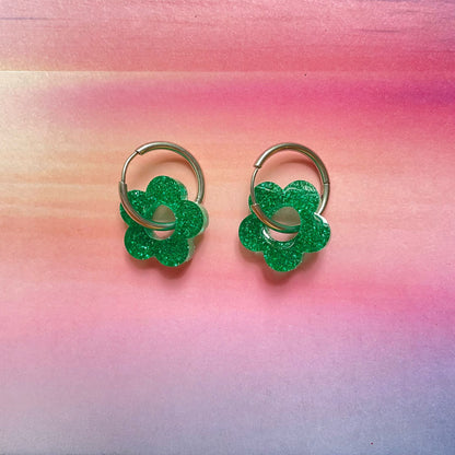 bijoux boucles d'oreilles créoles acier inoxydable ronde ovales rectangle doré argenté charm pampille fleur resine paillettes bleu brillant violet multicolore pastel vert jaune noir blanc nacré rose turquoise fuchsia orange sirène rouge néon BLOSSOM
