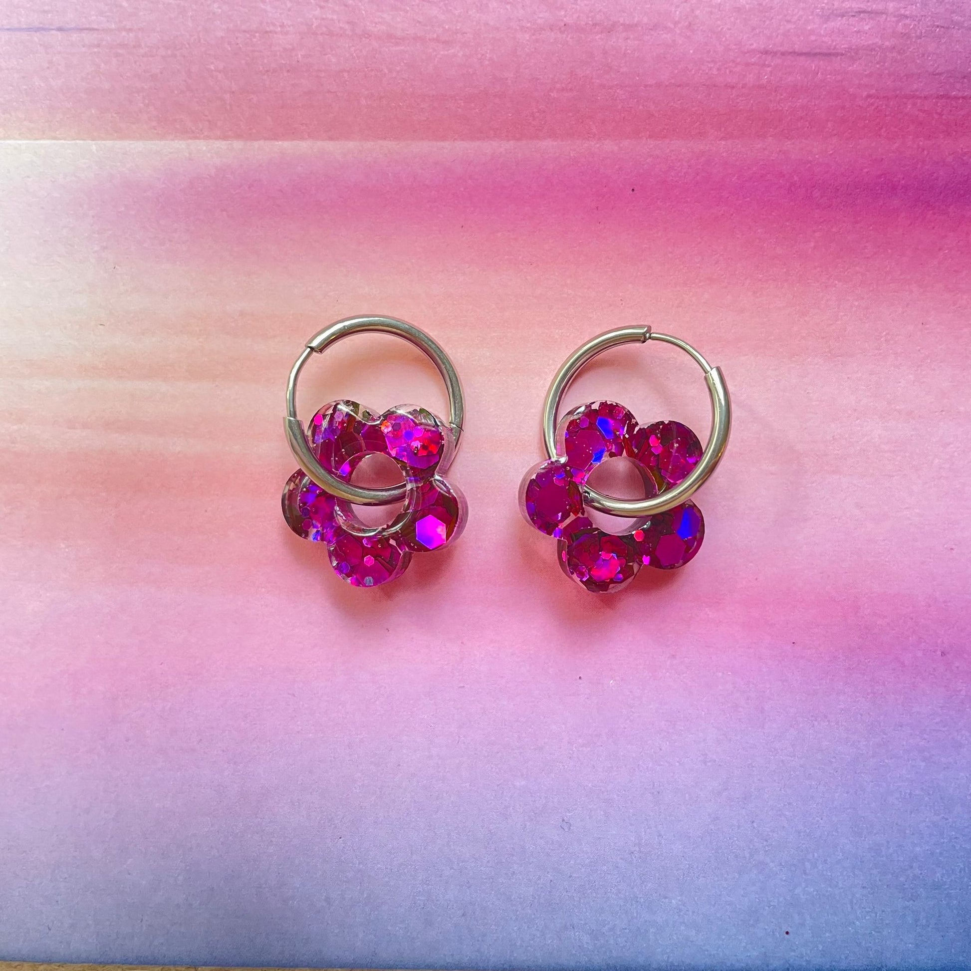 bijoux boucles d'oreilles créoles acier inoxydable ronde ovales rectangle doré argenté charm pampille fleur resine paillettes bleu brillant violet multicolore pastel vert jaune noir blanc nacré rose turquoise fuchsia orange sirène rouge néon 