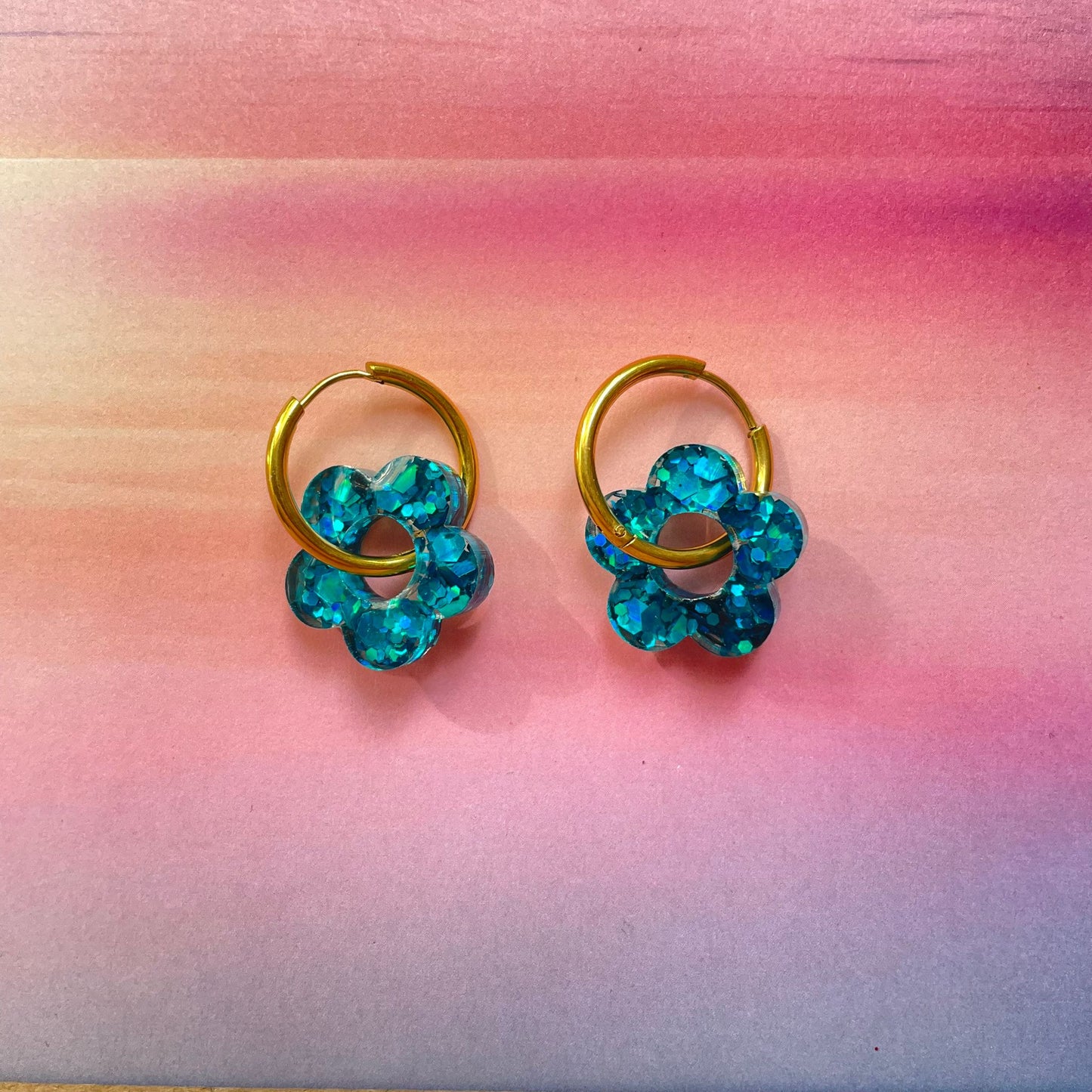 bijoux boucles d'oreilles créoles acier inoxydable ronde ovales rectangle doré argenté charm pampille fleur resine paillettes bleu brillant violet multicolore pastel vert jaune noir blanc nacré rose turquoise fuchsia orange sirène rouge néon 