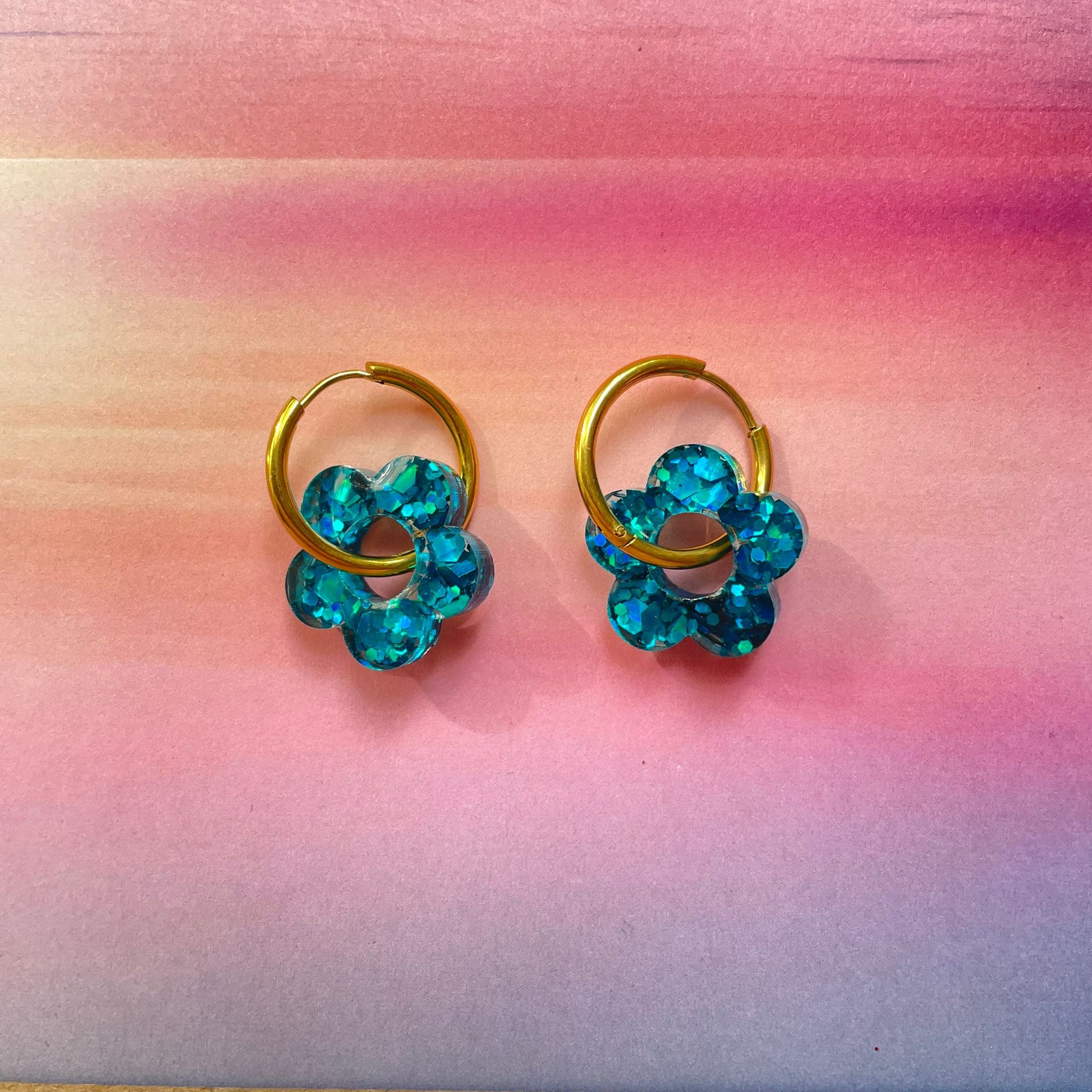 bijoux boucles d'oreilles créoles acier inoxydable ronde ovales rectangle doré argenté charm pampille fleur resine paillettes bleu brillant violet multicolore pastel vert jaune noir blanc nacré rose turquoise fuchsia orange sirène rouge néon 
