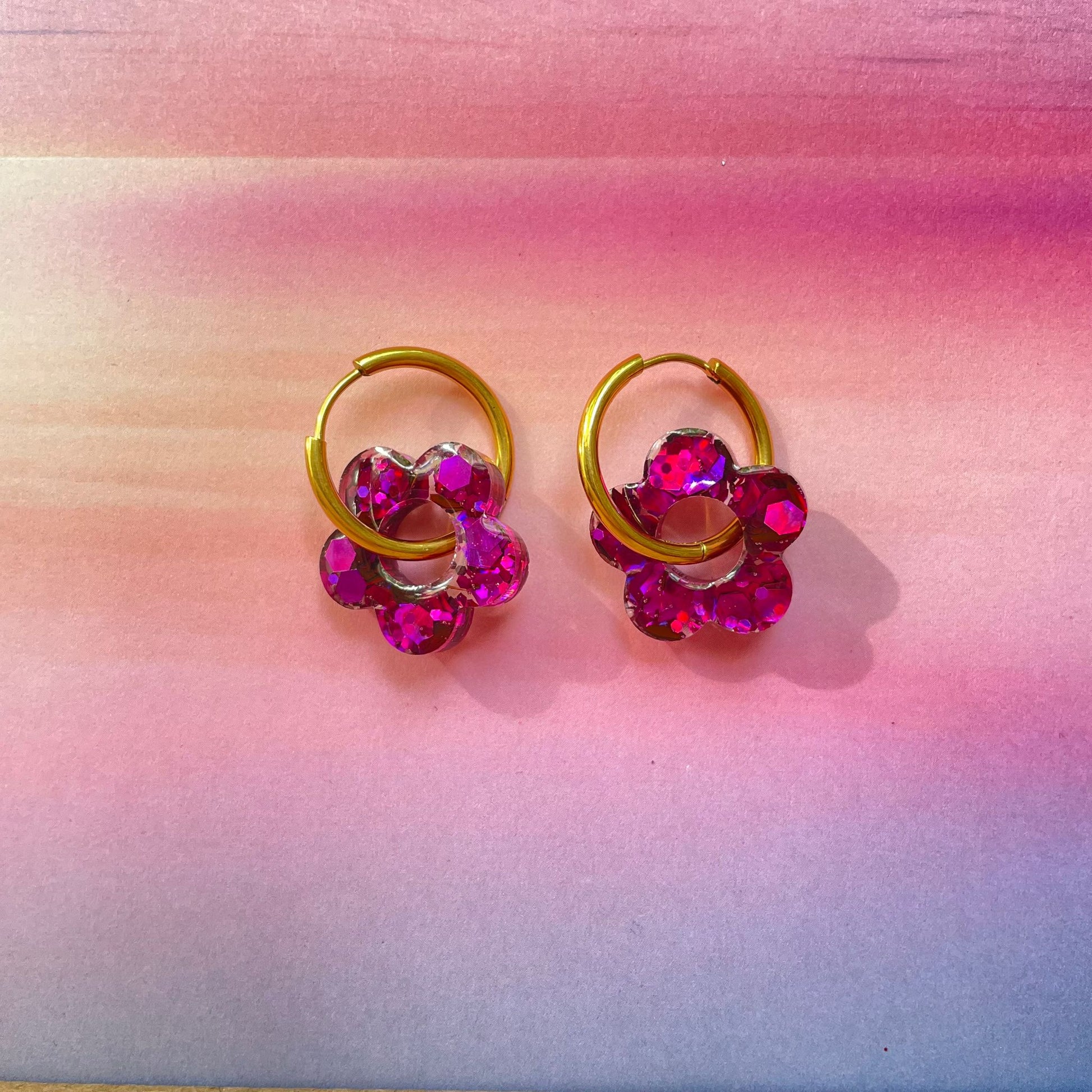 bijoux boucles d'oreilles créoles acier inoxydable ronde ovales rectangle doré argenté charm pampille fleur resine paillettes bleu brillant violet multicolore pastel vert jaune noir blanc nacré rose turquoise fuchsia orange sirène rouge néon 