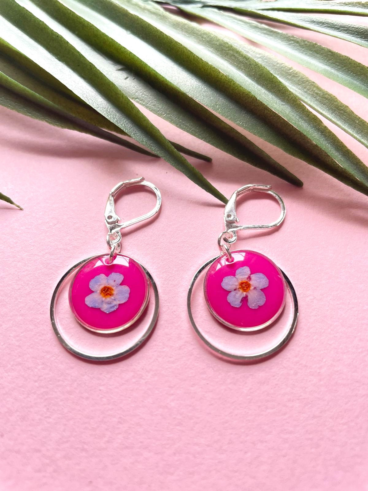 boucles d'oreilles argent acier inoxydable dormeuses myosotis rond fond rose fleur séchée créateur fait main bleu clair fushia