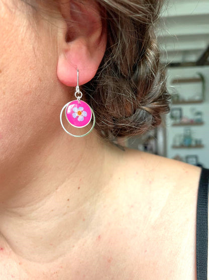 boucles d'oreilles argent acier inoxydable dormeuses myosotis rond fond rose fleur séchée créateur fait main bleu clair fushia