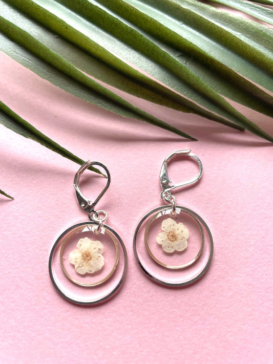 boucles d'oreilles argent acier inoxydable dormeuses spirée rond fond rose  transparent fleur séchée créateur fait main blanc  fushia