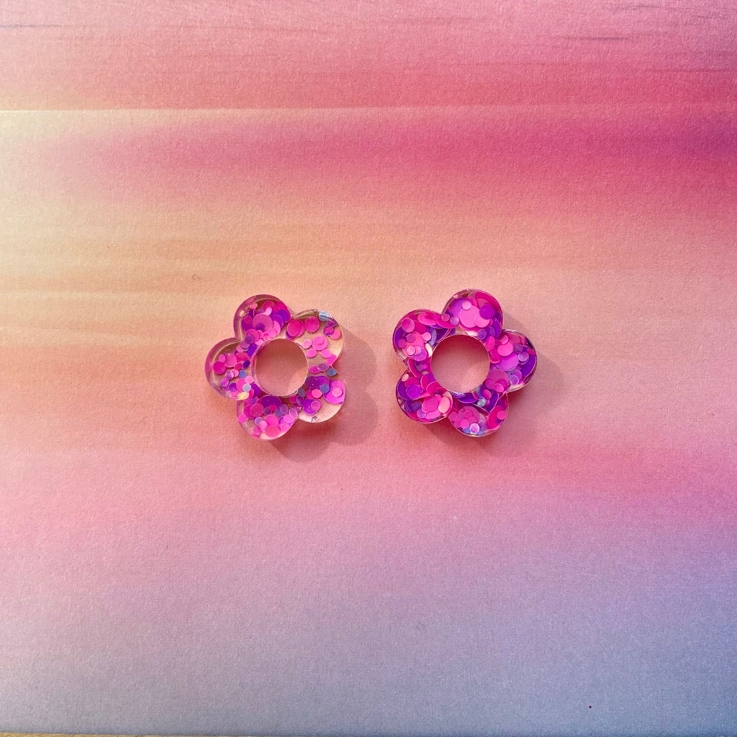 bijoux boucles d'oreilles créoles acier inoxydable ronde ovales rectangle doré argenté charm pampille fleur resine paillettes bleu brillant violet multicolore pastel vert jaune noir blanc nacré rose turquoise fuchsia orange sirène rouge néon 