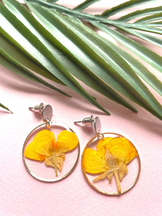 boucles d'oreilles resine fleurs sechees bouton d'or clou argent acier inoxydable leger transparent romantique bucolique floral créateur fait main jaune