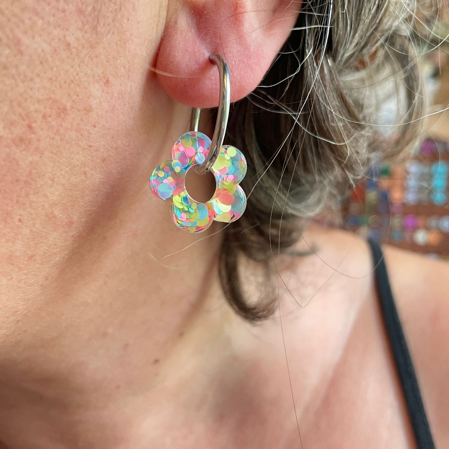 bijoux boucles d'oreilles créoles acier inoxydable ronde ovales rectangle doré argenté charm pampille fleur resine paillettes bleu brillant violet multicolore pastel vert jaune noir blanc nacré rose turquoise fuchsia orange sirène rouge néon BLOSSOM