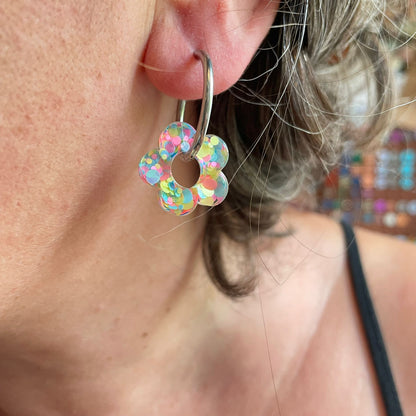 bijoux boucles d'oreilles créoles acier inoxydable ronde ovales rectangle doré argenté charm pampille fleur resine paillettes bleu brillant violet multicolore pastel vert jaune noir blanc nacré rose turquoise fuchsia orange sirène rouge néon BLOSSOM