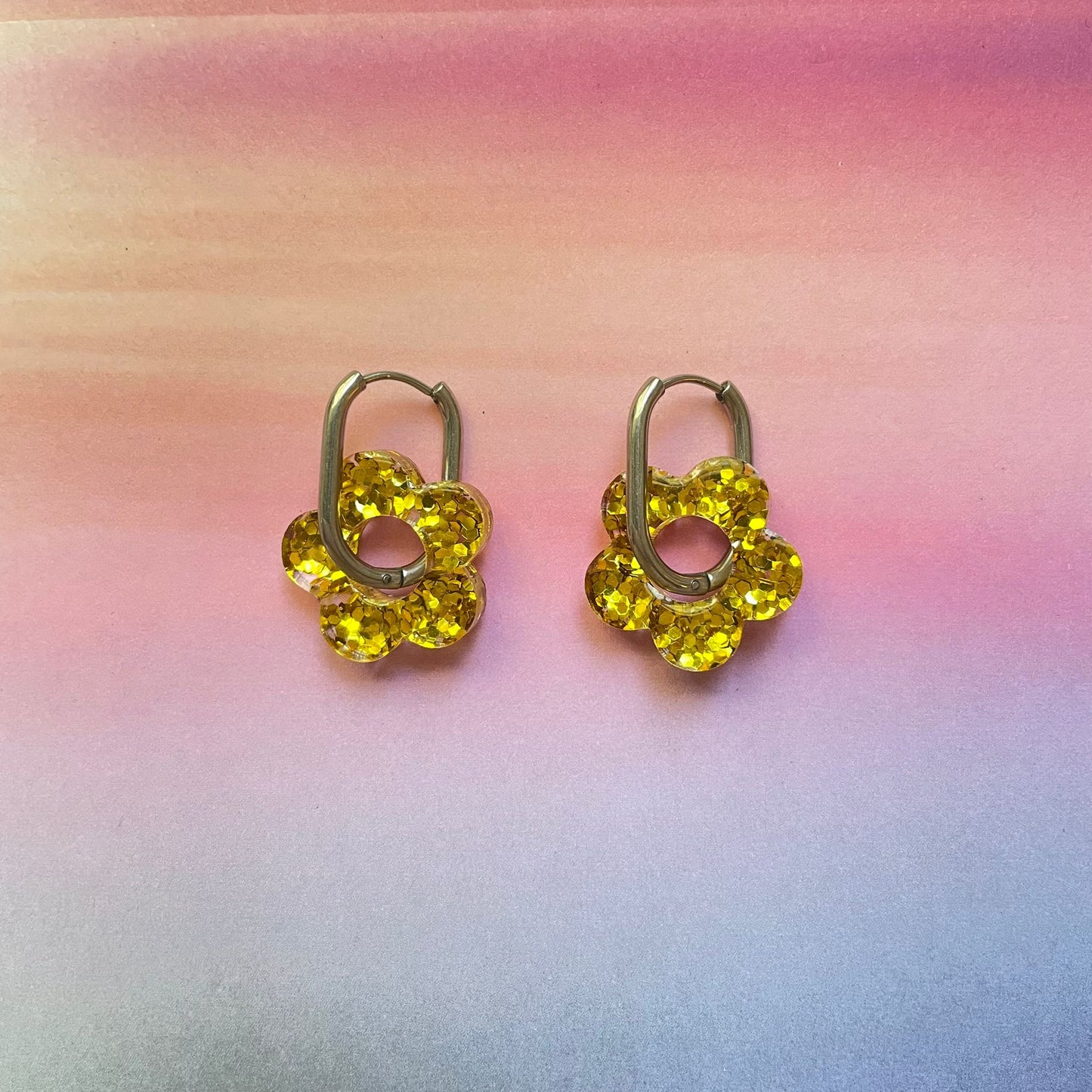 bijoux boucles d'oreilles créoles acier inoxydable ronde ovales rectangle doré argenté charm pampille fleur resine paillettes bleu brillant violet multicolore pastel vert jaune noir blanc nacré rose turquoise fuchsia orange sirène rouge néon BLOSSOM