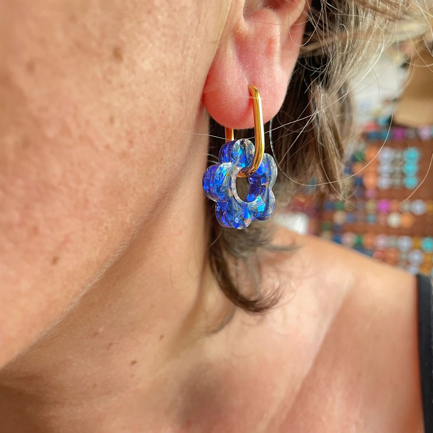 bijoux boucles d'oreilles créoles acier inoxydable ronde ovales rectangle doré argenté charm pampille fleur resine paillettes bleu brillant violet multicolore pastel vert jaune noir blanc nacré rose turquoise fuchsia orange sirène rouge néon BLOSSOM