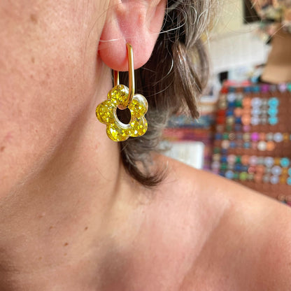 bijoux boucles d'oreilles créoles acier inoxydable ronde ovales rectangle doré argenté charm pampille fleur resine paillettes bleu brillant violet multicolore pastel vert jaune noir blanc nacré rose turquoise fuchsia orange sirène rouge néon BLOSSOM