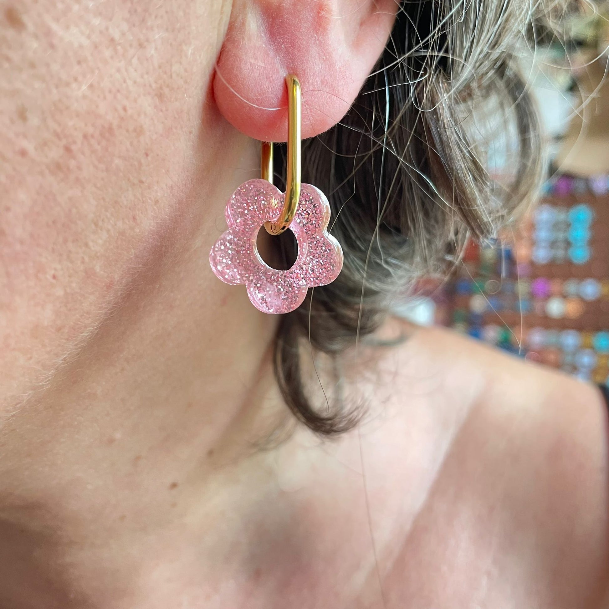 bijoux boucles d'oreilles créoles acier inoxydable ronde ovales rectangle doré argenté charm pampille fleur resine paillettes bleu brillant violet multicolore pastel vert jaune noir blanc nacré rose turquoise fuchsia orange sirène rouge néon BLOSSOM