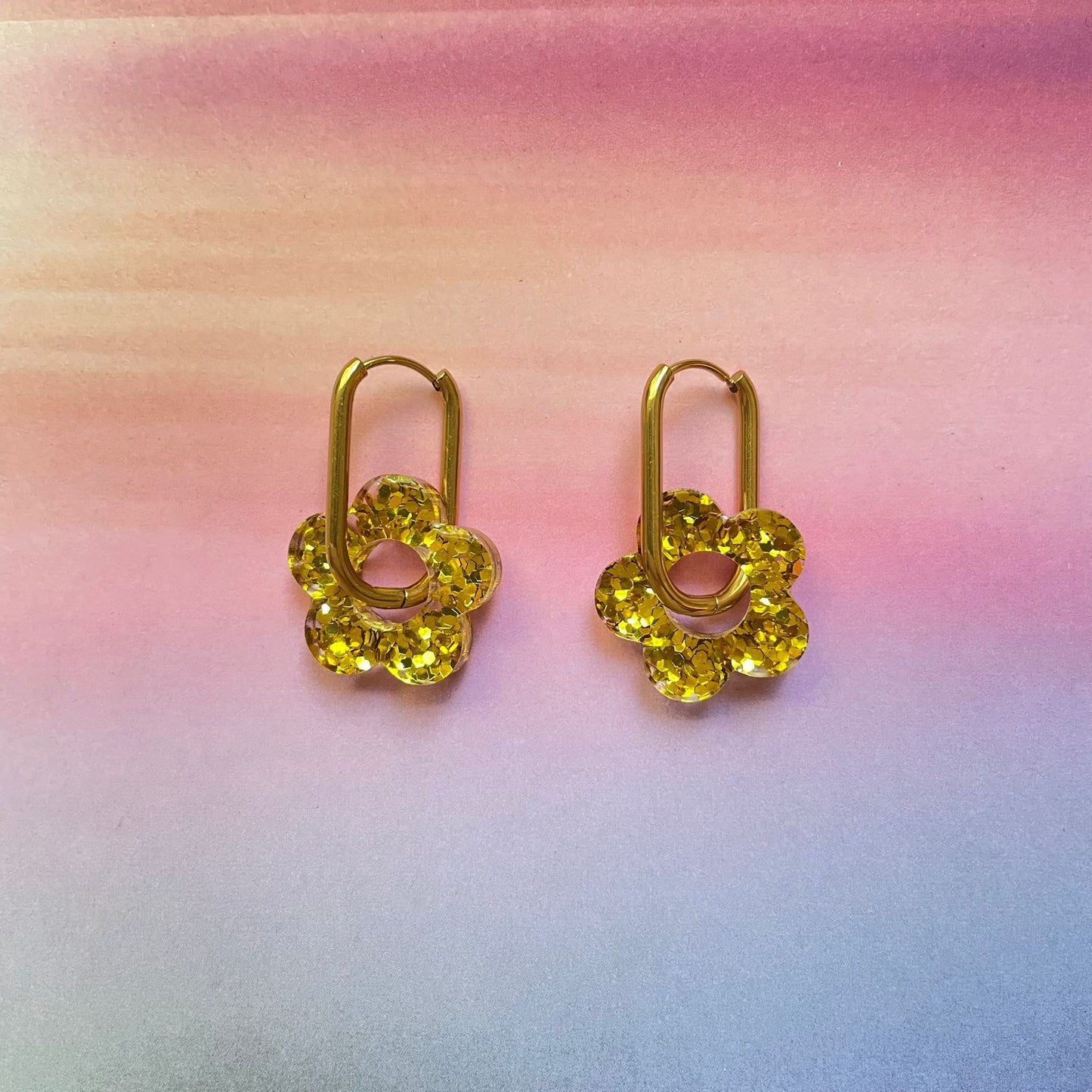 bijoux boucles d'oreilles créoles acier inoxydable ronde ovales rectangle doré argenté charm pampille fleur resine paillettes bleu brillant violet multicolore pastel vert jaune noir blanc nacré rose turquoise fuchsia orange sirène rouge néon BLOSSOM