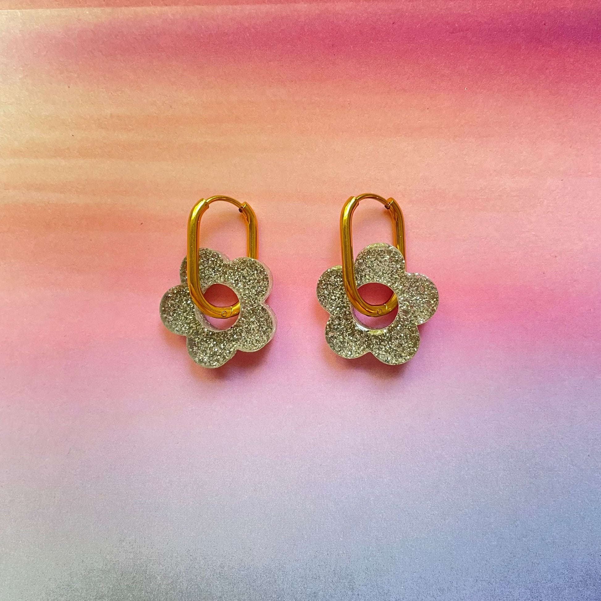 bijoux boucles d'oreilles créoles acier inoxydable ronde ovales rectangle doré argenté charm pampille fleur resine paillettes bleu brillant violet multicolore pastel vert jaune noir blanc nacré rose turquoise fuchsia orange sirène rouge néon blossom