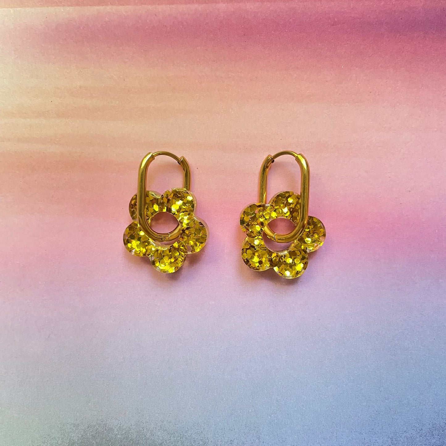 bijoux boucles d'oreilles créoles acier inoxydable ronde ovales rectangle doré argenté charm pampille fleur resine paillettes bleu brillant violet multicolore pastel vert jaune noir blanc nacré rose turquoise fuchsia orange sirène rouge néon BLOSSOM