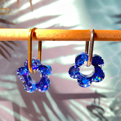 bijoux boucles d'oreilles créoles acier inoxydable ronde ovales rectangle doré argenté charm pampille fleur resine paillettes bleu brillant violet multicolore pastel vert jaune noir blanc nacré rose turquoise fuchsia orange sirène rouge néon BLOSSOM