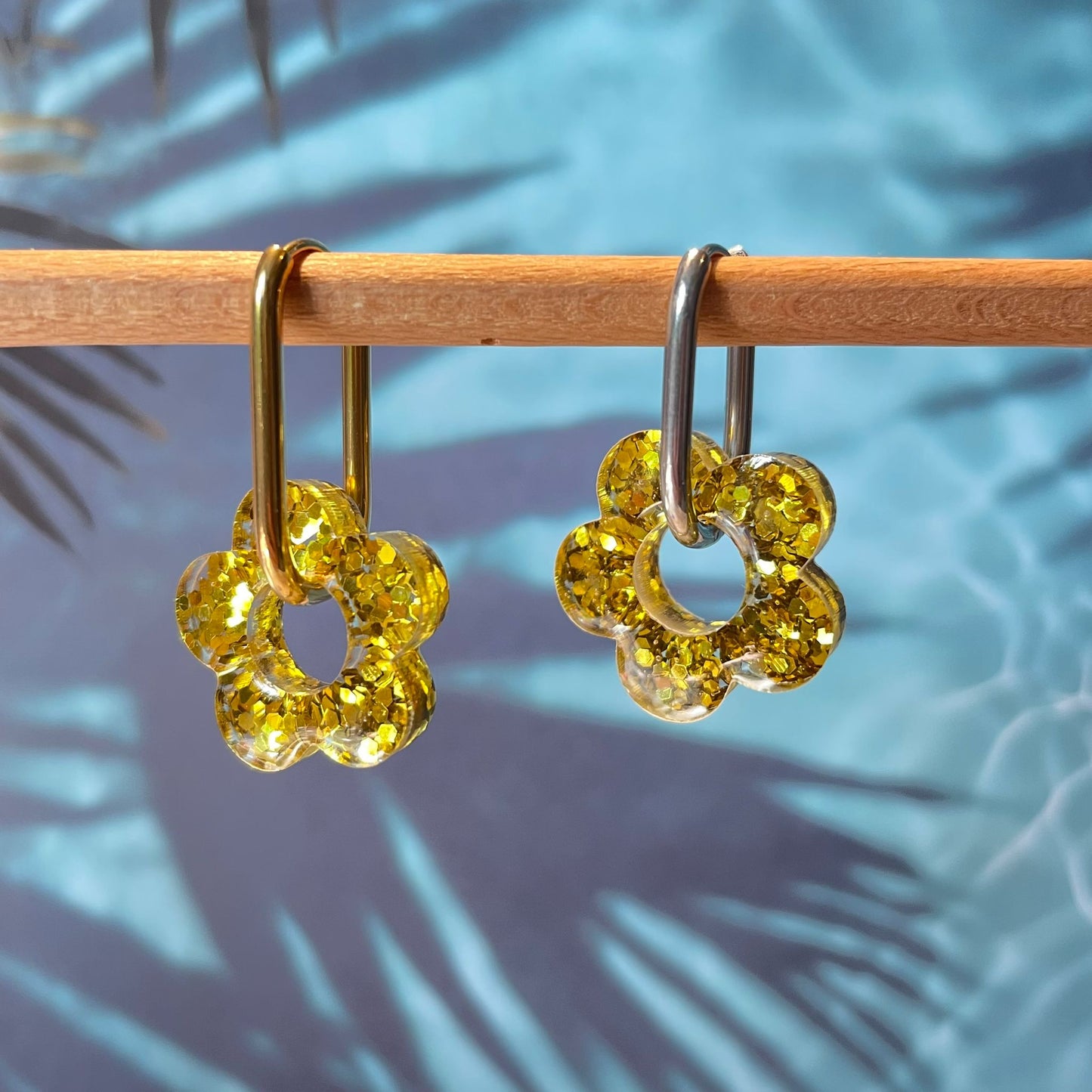 bijoux boucles d'oreilles créoles acier inoxydable ronde ovales rectangle doré argenté charm pampille fleur resine paillettes bleu brillant violet multicolore pastel vert jaune noir blanc nacré rose turquoise fuchsia orange sirène rouge néon BLOSSOM