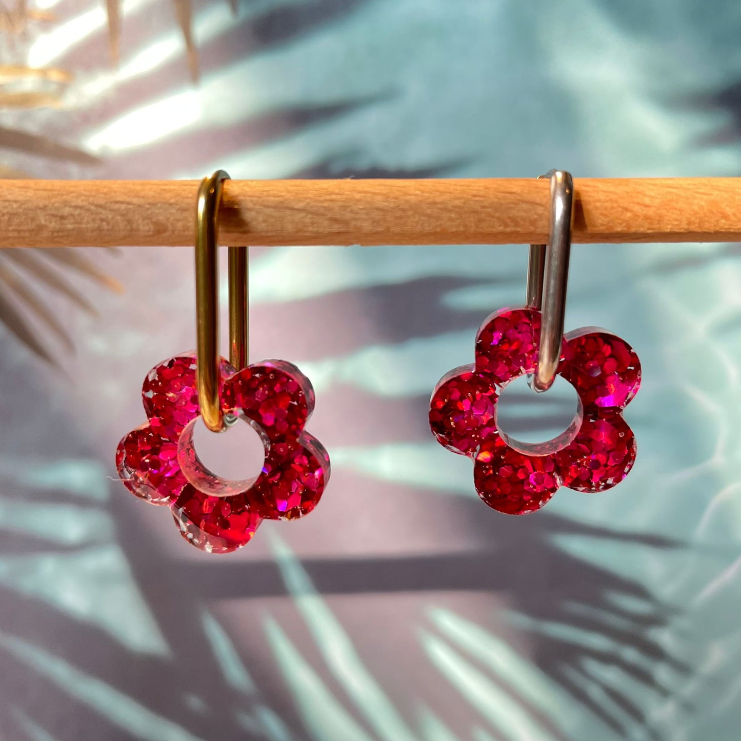 bijoux boucles d'oreilles créoles acier inoxydable ronde ovales rectangle doré argenté charm pampille fleur resine paillettes bleu brillant violet multicolore pastel vert jaune noir blanc nacré rose turquoise fuchsia orange sirène rouge néon BLOSSOM